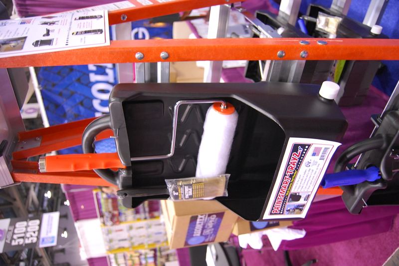 Paint tray with roller